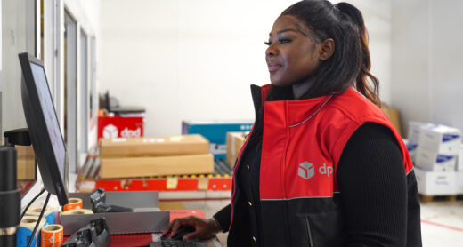 Agent de production, préparant le Titre Préparateur de Commande, sur site entrain de travailler