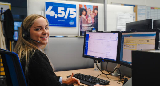 Conseillère, préparant un BAC+2 BTS Banque, travaillant sur son ordinateur.