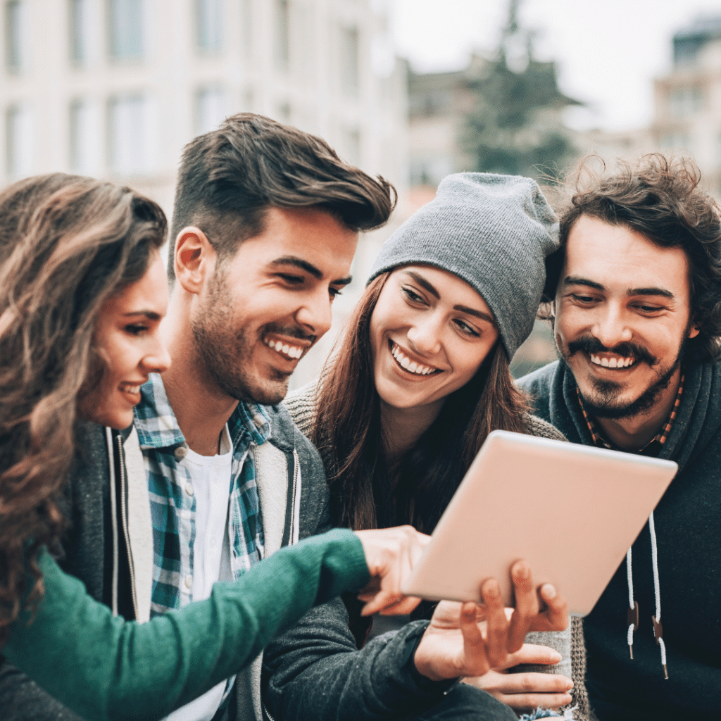 Photo de jeunes étudiants heureux