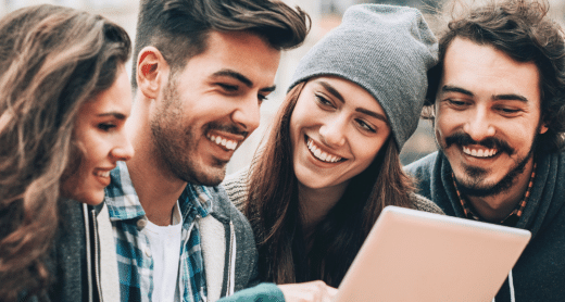 Photo de jeunes étudiants heureux