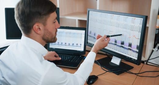 Contrôleur de gestion qui analyse des résultats.